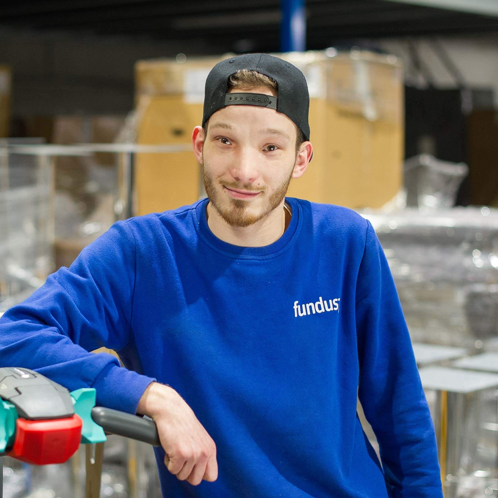 <strong>Andrej Skaparas</strong><br />Kommissionierung<br /><br />T <a href="tel:+492117377680" class="no-link">+49 211 737768-0</a>