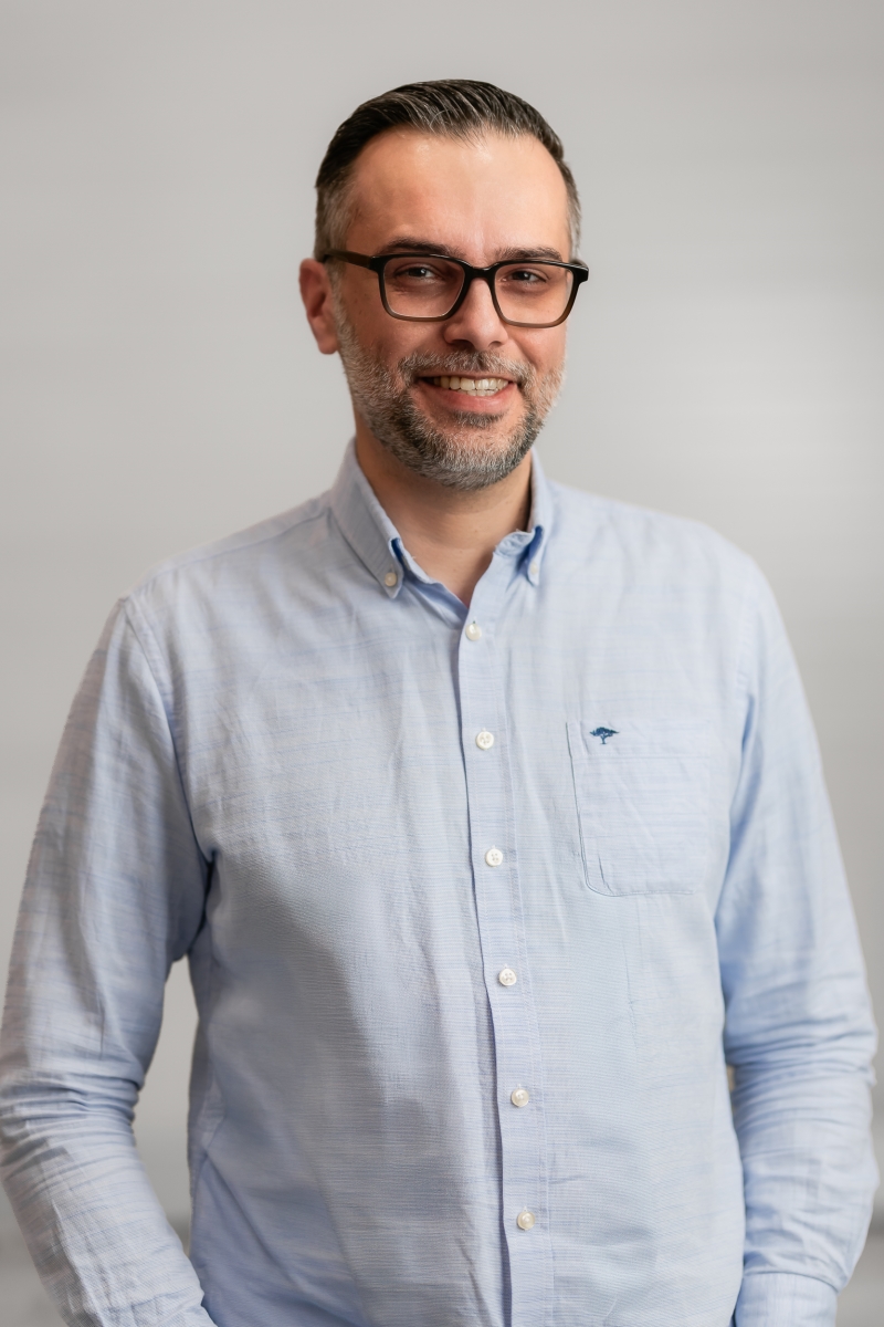 <strong>Tim</strong><br />Leitung Einkauf & Verkauf<br /><br />T <a href="tel:+4921173776813" class="no-link">+49 211 737768-13</a><br /><a href="mailto:t.kuehnert@fundus7.de" class="no-link-color">t.kuehnert@fundus7.de</a>