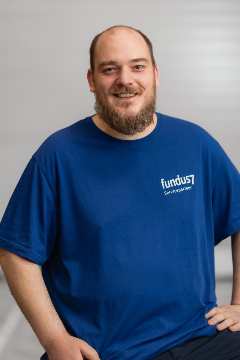 <strong>Tim</strong><br />Leitung Kommissionierung<br /><br />T <a href="tel:+492117377680" class="no-link">+49 211 737768-0</a><br /><a href="mailto:info@fundus7.de" class="no-link-color">info@fundus7.de</a>